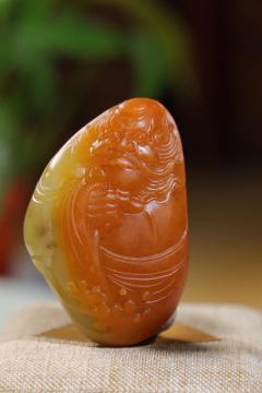 【钟馗纳福】  和田玉钟馗挂件，玉质细腻，油性十足，☁️精雕钟馗，豹头环眼，铁面虬鬓，相貌奇异，神态威严，钟魁伴于身畔，也会给您带来平安，驱邪送福。  尺寸52-35-20mm重55克 fsg212503