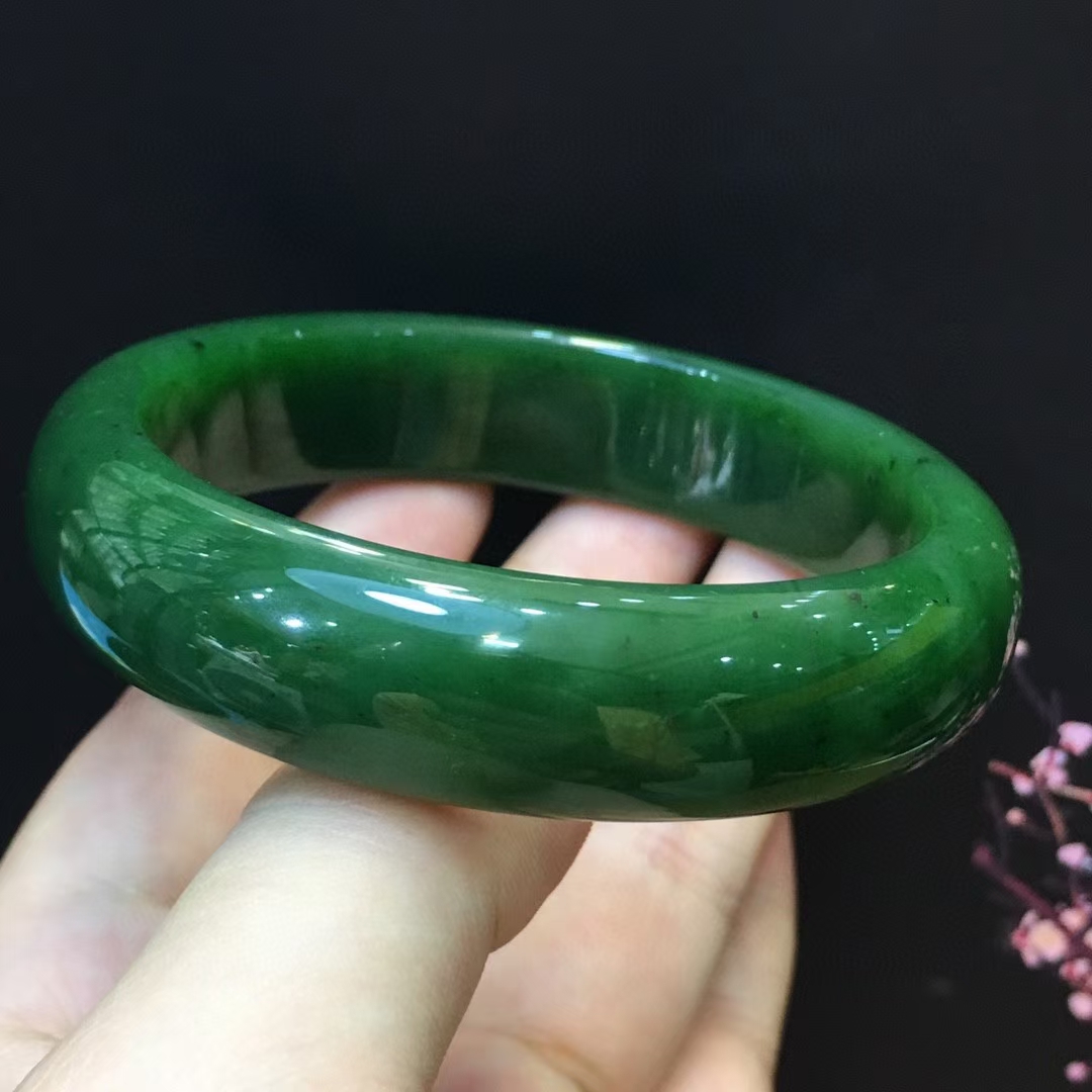 【精品碧玉手镯】 特价：5500 规格：约60x16x8mm 天然碧玉宽版手镯，老料，菠菜绿色，颜色正绿，油润光泽，料子细腻温润，水头好，厚度适中，条形优美自然，上手效果佳，性价比高。