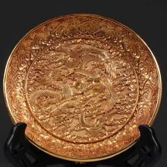 清 铜鎏金龙凤纹赏盘。 规格：口径18cm 重773g 鎏金龙凤赏盘，精料细工，精美绝伦，纹饰精美，工艺精湛，盘中纹龙凤纹，寓意好，底部落款“乾隆年制”，鎏金厚重，收藏极品。