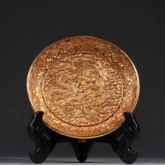 清 铜鎏金龙凤纹赏盘。 规格：口径18cm 重773g 鎏金龙凤赏盘，精料细工，精美绝伦，纹饰精美，工艺精湛，盘中纹龙凤纹，寓意好，底部落款“乾隆年制”，鎏金厚重，收藏极品。