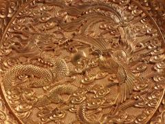 清 铜鎏金龙凤纹赏盘。 规格：口径18cm 重773g 鎏金龙凤赏盘，精料细工，精美绝伦，纹饰精美，工艺精湛，盘中纹龙凤纹，寓意好，底部落款“乾隆年制”，鎏金厚重，收藏极品。