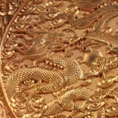清 铜鎏金龙凤纹赏盘。 规格：口径18cm 重773g 鎏金龙凤赏盘，精料细工，精美绝伦，纹饰精美，工艺精湛，盘中纹龙凤纹，寓意好，底部落款“乾隆年制”，鎏金厚重，收藏极品。