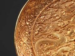 清 铜鎏金龙凤纹赏盘。 规格：口径18cm 重773g 鎏金龙凤赏盘，精料细工，精美绝伦，纹饰精美，工艺精湛，盘中纹龙凤纹，寓意好，底部落款“乾隆年制”，鎏金厚重，收藏极品。