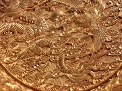 清 铜鎏金龙凤纹赏盘。 规格：口径18cm 重773g 鎏金龙凤赏盘，精料细工，精美绝伦，纹饰精美，工艺精湛，盘中纹龙凤纹，寓意好，底部落款“乾隆年制”，鎏金厚重，收藏极品。