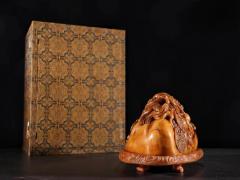 旧藏：寿山田黄石三龙戏珠香薰摆件 规格：高10.5cm长23.5cm宽12.5cm重2.45kg 极品田黄石料，色正质醇，雕工一流，镂空透雕三龙戏珠，构思巧妙，工艺精湛无比，极具赏玩性，收藏价值极高