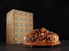 旧藏：寿山田黄石三龙戏珠香薰摆件 规格：高10.5cm长23.5cm宽12.5cm重2.45kg 极品田黄石料，色正质醇，雕工一流，镂空透雕三龙戏珠，构思巧妙，工艺精湛无比，极具赏玩性，收藏价值极高