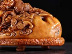 旧藏：寿山田黄石三龙戏珠香薰摆件 规格：高10.5cm长23.5cm宽12.5cm重2.45kg 极品田黄石料，色正质醇，雕工一流，镂空透雕三龙戏珠，构思巧妙，工艺精湛无比，极具赏玩性，收藏价值极高