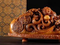 旧藏：寿山田黄石三龙戏珠香薰摆件 规格：高10.5cm长23.5cm宽12.5cm重2.45kg 极品田黄石料，色正质醇，雕工一流，镂空透雕三龙戏珠，构思巧妙，工艺精湛无比，极具赏玩性，收藏价值极高