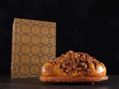 旧藏：寿山田黄石三龙戏珠香薰摆件 规格：高10.5cm长23.5cm宽12.5cm重2.45kg 极品田黄石料，色正质醇，雕工一流，镂空透雕三龙戏珠，构思巧妙，工艺精湛无比，极具赏玩性，收藏价值极高