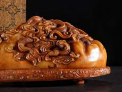 旧藏：寿山田黄石三龙戏珠香薰摆件 规格：高10.5cm长23.5cm宽12.5cm重2.45kg 极品田黄石料，色正质醇，雕工一流，镂空透雕三龙戏珠，构思巧妙，工艺精湛无比，极具赏玩性，收藏价值极高