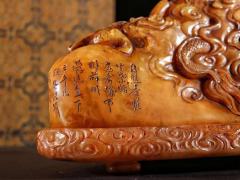 旧藏：寿山田黄石三龙戏珠香薰摆件 规格：高10.5cm长23.5cm宽12.5cm重2.45kg 极品田黄石料，色正质醇，雕工一流，镂空透雕三龙戏珠，构思巧妙，工艺精湛无比，极具赏玩性，收藏价值极高