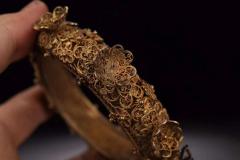 清代，银鎏金掐丝双龙戏珠手镯 规格：高2.5cm直径10cm重93g 藏品以纯银制、器体鎏金工艺、工艺精湛，錾刻双龙戏珠纹饰，做工精细考究，金水保存完好，佩戴效果极佳。品相一流，值得收藏。2