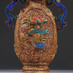 清代 银花丝烤蓝花瓶。 规格：高26.5cm 宽19cm 重715g 瓶身四面满工錾刻缠枝花卉，烧蓝工艺精湛，纹饰精美繁华，金碧辉煌、极具赏玩性，收藏价值高。