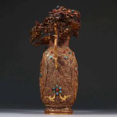 清代 银花丝烤蓝花瓶。 规格：高26.5cm 宽19cm 重715g 瓶身四面满工錾刻缠枝花卉，烧蓝工艺精湛，纹饰精美繁华，金碧辉煌、极具赏玩性，收藏价值高。