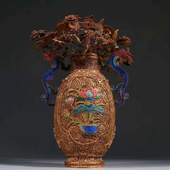 清代 银花丝烤蓝花瓶。 规格：高26.5cm 宽19cm 重715g 瓶身四面满工錾刻缠枝花卉，烧蓝工艺精湛，纹饰精美繁华，金碧辉煌、极具赏玩性，收藏价值高。