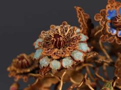 清代 银花丝烤蓝花瓶。 规格：高26.5cm 宽19cm 重715g 瓶身四面满工錾刻缠枝花卉，烧蓝工艺精湛，纹饰精美繁华，金碧辉煌、极具赏玩性，收藏价值高。