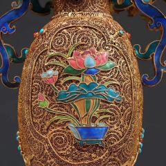 清代 银花丝烤蓝花瓶。 规格：高26.5cm 宽19cm 重715g 瓶身四面满工錾刻缠枝花卉，烧蓝工艺精湛，纹饰精美繁华，金碧辉煌、极具赏玩性，收藏价值高。