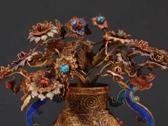 清代 银花丝烤蓝花瓶。 规格：高26.5cm 宽19cm 重715g 瓶身四面满工錾刻缠枝花卉，烧蓝工艺精湛，纹饰精美繁华，金碧辉煌、极具赏玩性，收藏价值高。