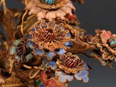 清代 银花丝烤蓝花瓶。 规格：高26.5cm 宽19cm 重715g 瓶身四面满工錾刻缠枝花卉，烧蓝工艺精湛，纹饰精美繁华，金碧辉煌、极具赏玩性，收藏价值高。