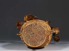 清代 银花丝烤蓝花瓶。 规格：高26.5cm 宽19cm 重715g 瓶身四面满工錾刻缠枝花卉，烧蓝工艺精湛，纹饰精美繁华，金碧辉煌、极具赏玩性，收藏价值高。