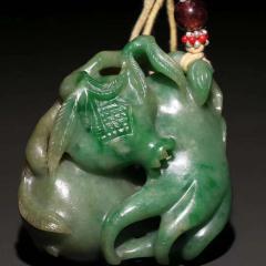 清 翡翠雕「三多」把玩件。 规格：宽6.3×5.7cm 重154.5g 翠色透润，质细种老，水头足。浮雕三多，线条流畅，精细之作，展现匠人之高超技艺，把玩收藏之绝佳精品。