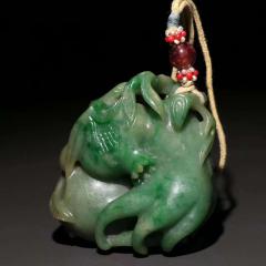 清 翡翠雕「三多」把玩件。 规格：宽6.3×5.7cm 重154.5g 翠色透润，质细种老，水头足。浮雕三多，线条流畅，精细之作，展现匠人之高超技艺，把玩收藏之绝佳精品。