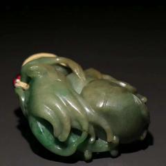 清 翡翠雕「三多」把玩件。 规格：宽6.3×5.7cm 重154.5g 翠色透润，质细种老，水头足。浮雕三多，线条流畅，精细之作，展现匠人之高超技艺，把玩收藏之绝佳精品。