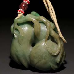 清 翡翠雕「三多」把玩件。 规格：宽6.3×5.7cm 重154.5g 翠色透润，质细种老，水头足。浮雕三多，线条流畅，精细之作，展现匠人之高超技艺，把玩收藏之绝佳精品。