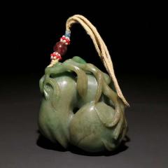 清 翡翠雕「三多」把玩件。 规格：宽6.3×5.7cm 重154.5g 翠色透润，质细种老，水头足。浮雕三多，线条流畅，精细之作，展现匠人之高超技艺，把玩收藏之绝佳精品。