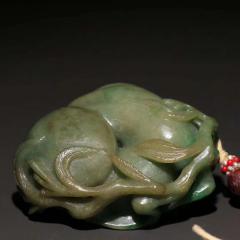 清 翡翠雕「三多」把玩件。 规格：宽6.3×5.7cm 重154.5g 翠色透润，质细种老，水头足。浮雕三多，线条流畅，精细之作，展现匠人之高超技艺，把玩收藏之绝佳精品。