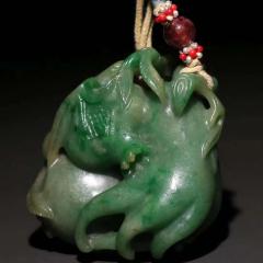 清 翡翠雕「三多」把玩件。 规格：宽6.3×5.7cm 重154.5g 翠色透润，质细种老，水头足。浮雕三多，线条流畅，精细之作，展现匠人之高超技艺，把玩收藏之绝佳精品。