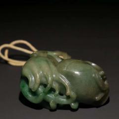 清 翡翠雕「三多」把玩件。 规格：宽6.3×5.7cm 重154.5g 翠色透润，质细种老，水头足。浮雕三多，线条流畅，精细之作，展现匠人之高超技艺，把玩收藏之绝佳精品。