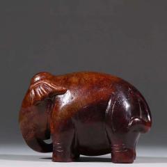旧藏 和田玉大象。 规格：高7cm 宽10.2cm 重681.5g 老和田玉料，整体受沁深邃，质地坚韧缜密，滋润饱满、油脂突出，圆雕传统，大象雕饰传神，寓意太平有象，线条流畅，视觉漂亮，极具价值高。