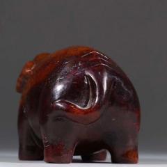 旧藏 和田玉大象。 规格：高7cm 宽10.2cm 重681.5g 老和田玉料，整体受沁深邃，质地坚韧缜密，滋润饱满、油脂突出，圆雕传统，大象雕饰传神，寓意太平有象，线条流畅，视觉漂亮，极具价值高。