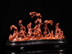 晚清 黄杨木镂空山子香薰。 规格：高12cm 长19cm 重338.5g。珍贵黄杨木材质，镂空透雕奇石山子形状，可做文房笔架，形制优雅古朴、包浆浑厚细腻，文房收藏佳品。