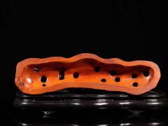 晚清 黄杨木镂空山子香薰。 规格：高12cm 长19cm 重338.5g。珍贵黄杨木材质，镂空透雕奇石山子形状，可做文房笔架，形制优雅古朴、包浆浑厚细腻，文房收藏佳品。