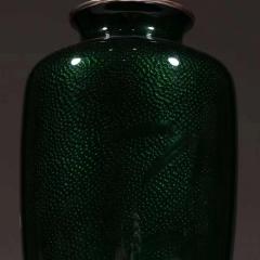 回流、铜胎日本七宝烧牡丹花纹赏瓶、整体雅安绿釉、器型古朴，极为漂亮、釉色肥厚，陈案赏玩雅器。尺寸：高24cm 肚径14.5cm 重1168克。