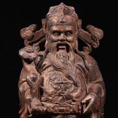 旧藏 沉香雕财神摆件。 规格：高19cm 宽7cm 重181.5g，取料上乘，纹理清晰，香气淡雅迷人，财神五官清晰，面容饱满，双目凝视，头戴冠冕，衣饰折叠自然，手持如意，神韵十足。