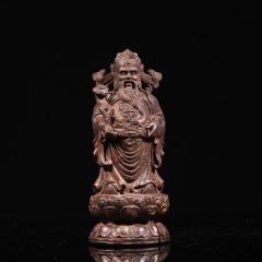 旧藏 沉香雕财神摆件。 规格：高19cm 宽7cm 重181.5g，取料上乘，纹理清晰，香气淡雅迷人，财神五官清晰，面容饱满，双目凝视，头戴冠冕，衣饰折叠自然，手持如意，神韵十足。