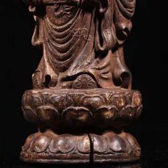 旧藏 沉香雕财神摆件。 规格：高19cm 宽7cm 重181.5g，取料上乘，纹理清晰，香气淡雅迷人，财神五官清晰，面容饱满，双目凝视，头戴冠冕，衣饰折叠自然，手持如意，神韵十足。