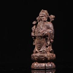 旧藏 沉香雕财神摆件。 规格：高19cm 宽7cm 重181.5g，取料上乘，纹理清晰，香气淡雅迷人，财神五官清晰，面容饱满，双目凝视，头戴冠冕，衣饰折叠自然，手持如意，神韵十足。