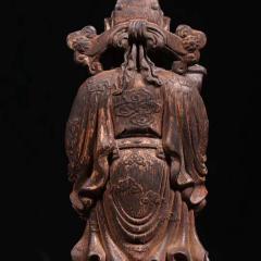 旧藏 沉香雕财神摆件。 规格：高19cm 宽7cm 重181.5g，取料上乘，纹理清晰，香气淡雅迷人，财神五官清晰，面容饱满，双目凝视，头戴冠冕，衣饰折叠自然，手持如意，神韵十足。