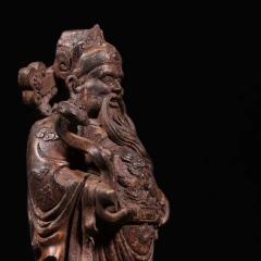 旧藏 沉香雕财神摆件。 规格：高19cm 宽7cm 重181.5g，取料上乘，纹理清晰，香气淡雅迷人，财神五官清晰，面容饱满，双目凝视，头戴冠冕，衣饰折叠自然，手持如意，神韵十足。