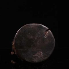 旧藏 沉香雕财神摆件。 规格：高19cm 宽7cm 重181.5g，取料上乘，纹理清晰，香气淡雅迷人，财神五官清晰，面容饱满，双目凝视，头戴冠冕，衣饰折叠自然，手持如意，神韵十足。