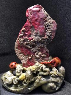 昌化鸡血石 题材：龙行天下 尺寸：33/29-11厘米 