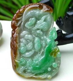 [色]缅甸天然A货翡翠牌  精美水润 双彩花开富贵  玉质细腻 色泽鲜艳 工艺精湛 线条流畅线优美 种水好 [色] 尺寸：62*40*6.2mm重量：30.40g佩戴效果优雅 0513 特价：8800