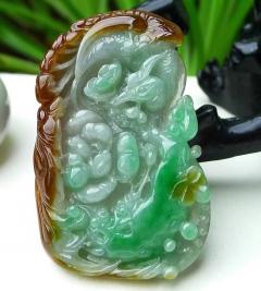 [色]缅甸天然A货翡翠牌  精美水润 双彩花开富贵  玉质细腻 色泽鲜艳 工艺精湛 线条流畅线优美 种水好 [色] 尺寸：62*40*6.2mm重量：30.40g佩戴效果优雅 0513 特价：8800