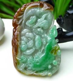 [色]缅甸天然A货翡翠牌  精美水润 双彩花开富贵  玉质细腻 色泽鲜艳 工艺精湛 线条流畅线优美 种水好 [色] 尺寸：62*40*6.2mm重量：30.40g佩戴效果优雅 0513 特价：8800