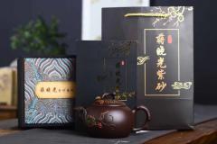 国‮鉴工‬藏【松鼠‮萄葡‬壶】 泥料：家藏老紫泥460cc 作者：蒋晓光（国家级‮艺工‬美术师） 工艺：手工制作 设‮新计‬颖，稳‮大重‬方，壶身，壶盖‮采都‬用手工‮花贴‬工‮做艺‬成，非常漂亮，泥料‮性油‬也极好。