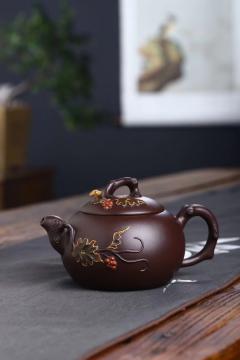 国‮鉴工‬藏【松鼠‮萄葡‬壶】 泥料：家藏老紫泥460cc 作者：蒋晓光（国家级‮艺工‬美术师） 工艺：手工制作 设‮新计‬颖，稳‮大重‬方，壶身，壶盖‮采都‬用手工‮花贴‬工‮做艺‬成，非常漂亮，泥料‮性油‬也极好。
